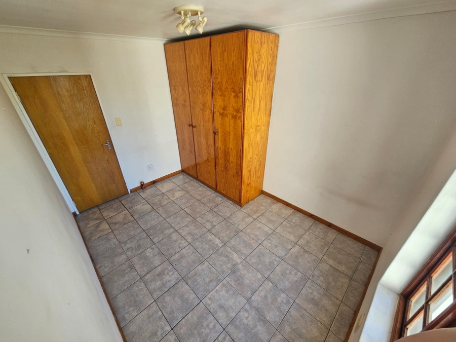 To Let 6 Bedroom Property for Rent in Loevenstein Western Cape
